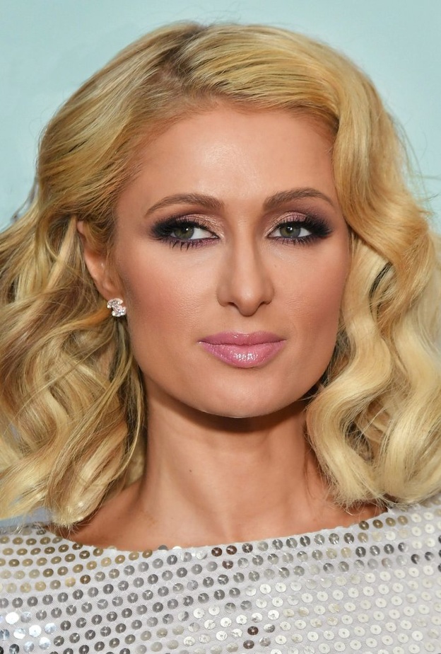 تسريحة الشعر المموجة تُظهر جمال لون شعرها