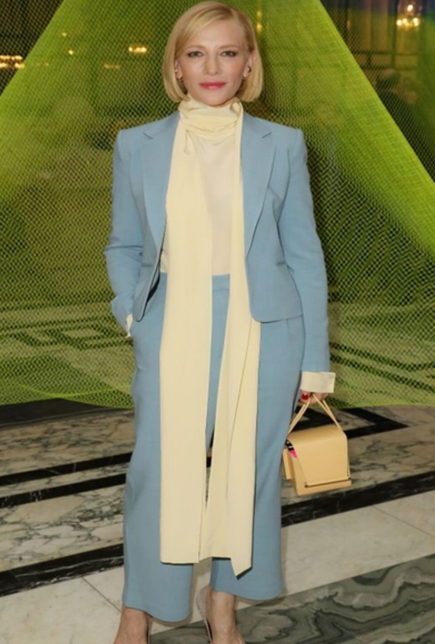 اطلالة Adwoa Aboah بفستان بيج فاتح مع الشرائط السوداء في عرض Molly Goddard