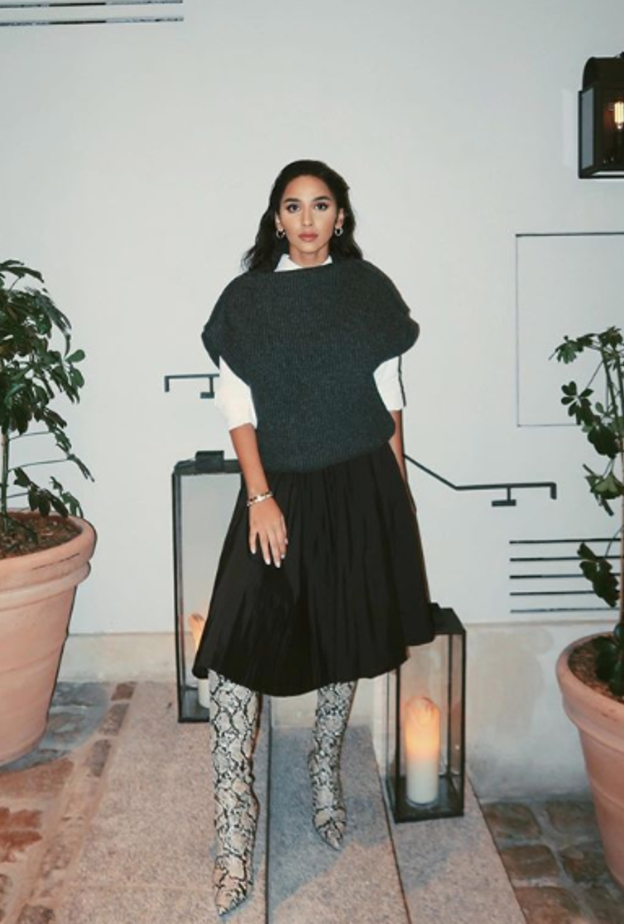  العنود بدر نسقت جزمة من الجلد مع تنورة ماكسي