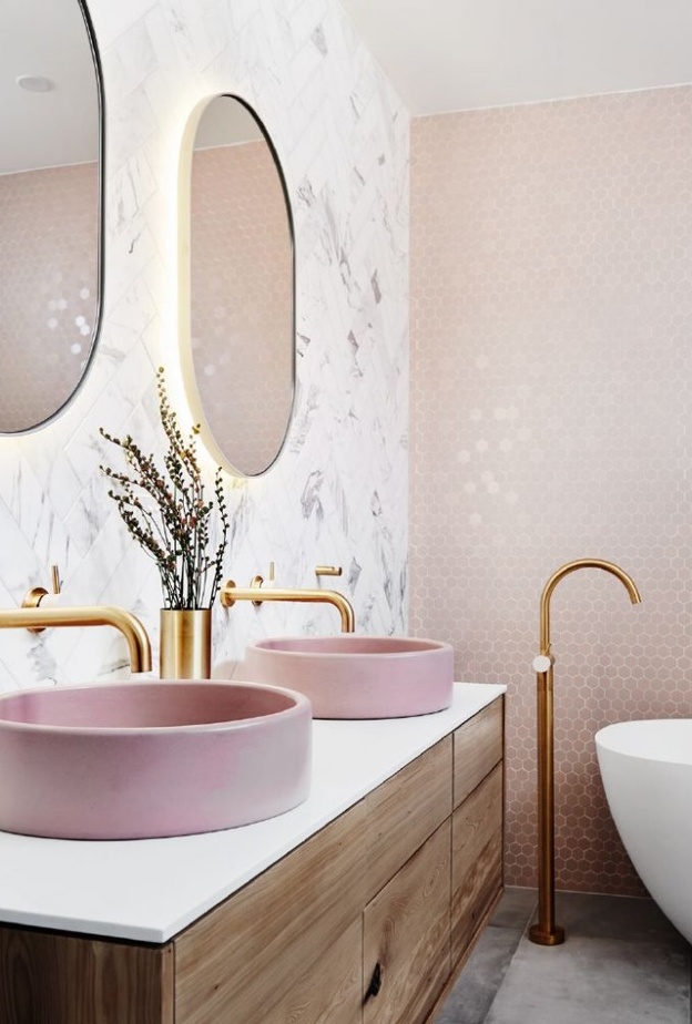 اللون الذهبي البراق يضيف الفخامة على تصميم المغسلة