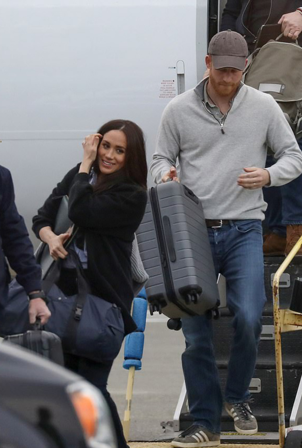 ملكة بريطانيا تزيل صور هاري وميغان من قصر كنسينغتون