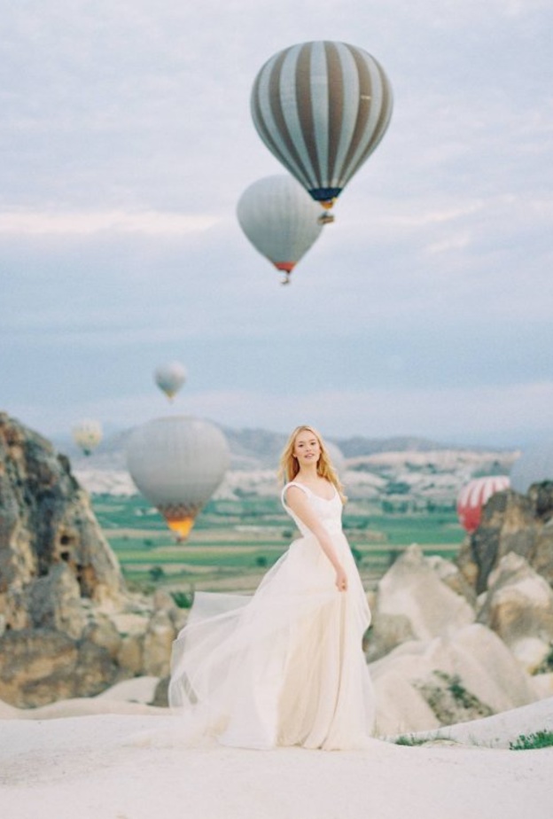 عرسان يحلقون بالحب عاليا