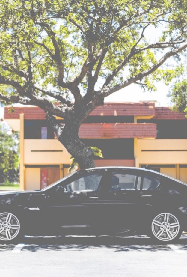 اشياء لا يجب تركها في السيارة تجنبا للمخاطر