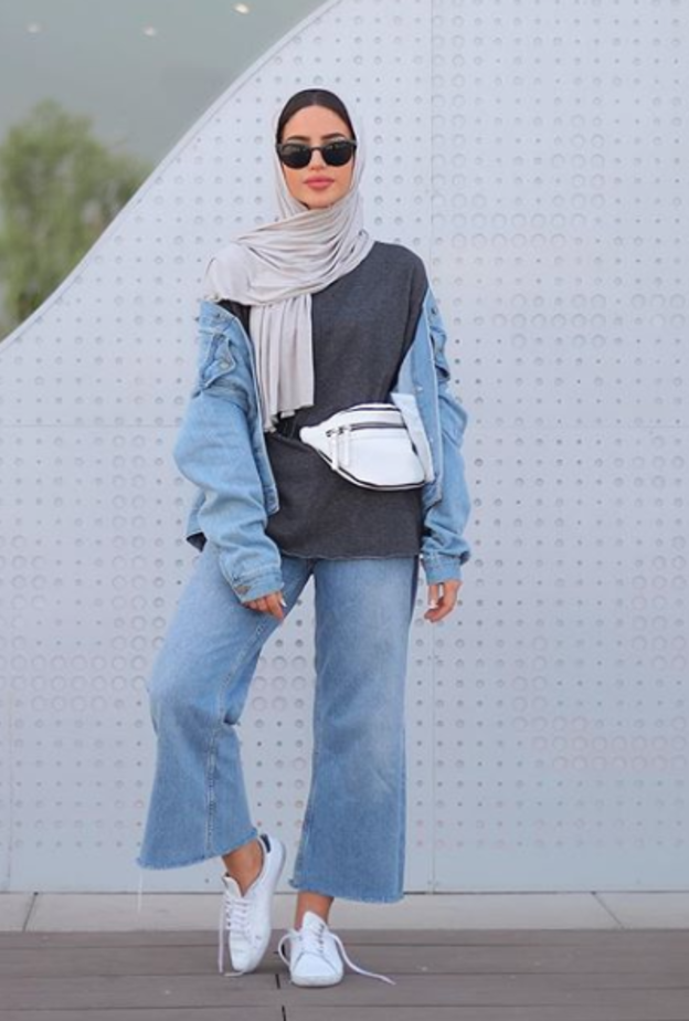 اطلالة كاجوال نسقتها فاطمة حسام في الجينز الرمادي