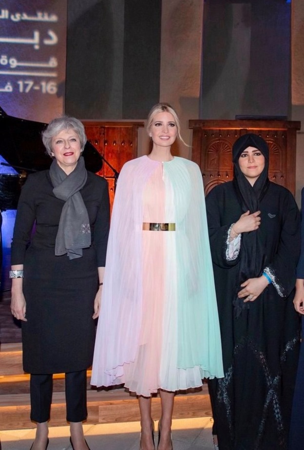 بدت إيفانكا ساحرة بفستان مع الكاب بألوان باستيل ناعمة