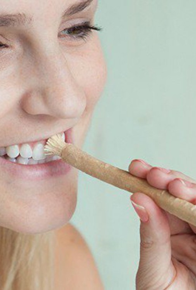  السواك يعمل على تنظيف الأسنا