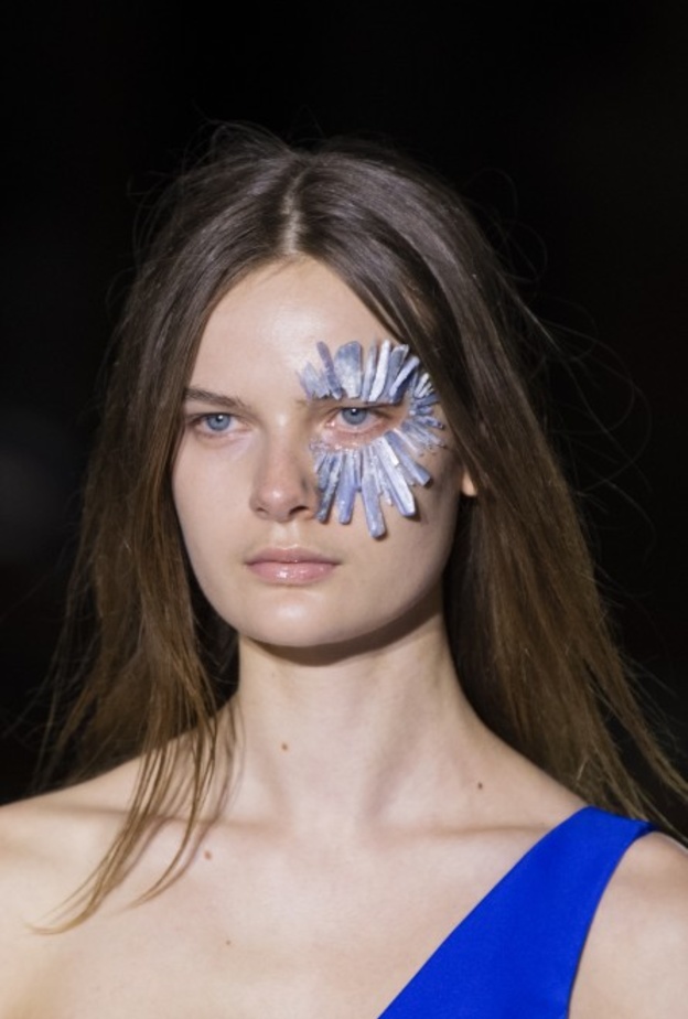 اركي خصل شعر تتناثر لتحصلي على تسريحة شعر طبيعية