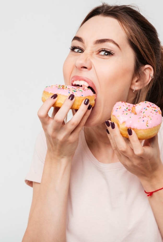 النوم السيء يدفع النساء للشراهة في تناول الطعام