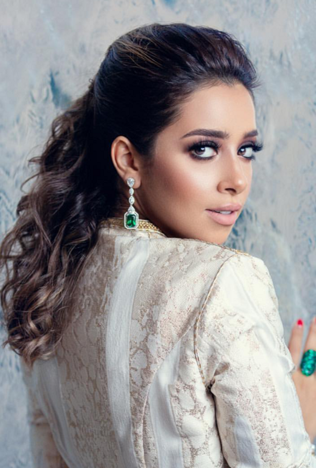 تسريحات شعر الرفعة النصفية والمسحوبة الى الخلف باسلوب بلقيس فتحي