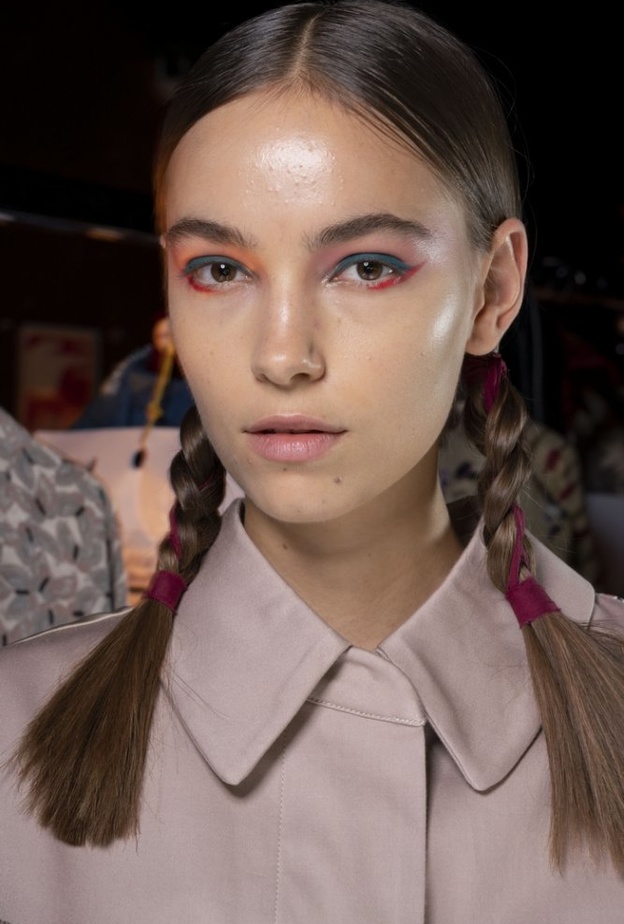 رسمات ايلاينر ملفتة بتدرجات جريئة لربيع 2020 من Antonio Marras