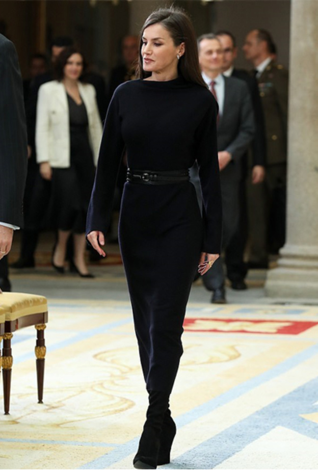 ليتيزيا ملكة إسبانيا أناقة بموضة المعطف الاسود الواسع