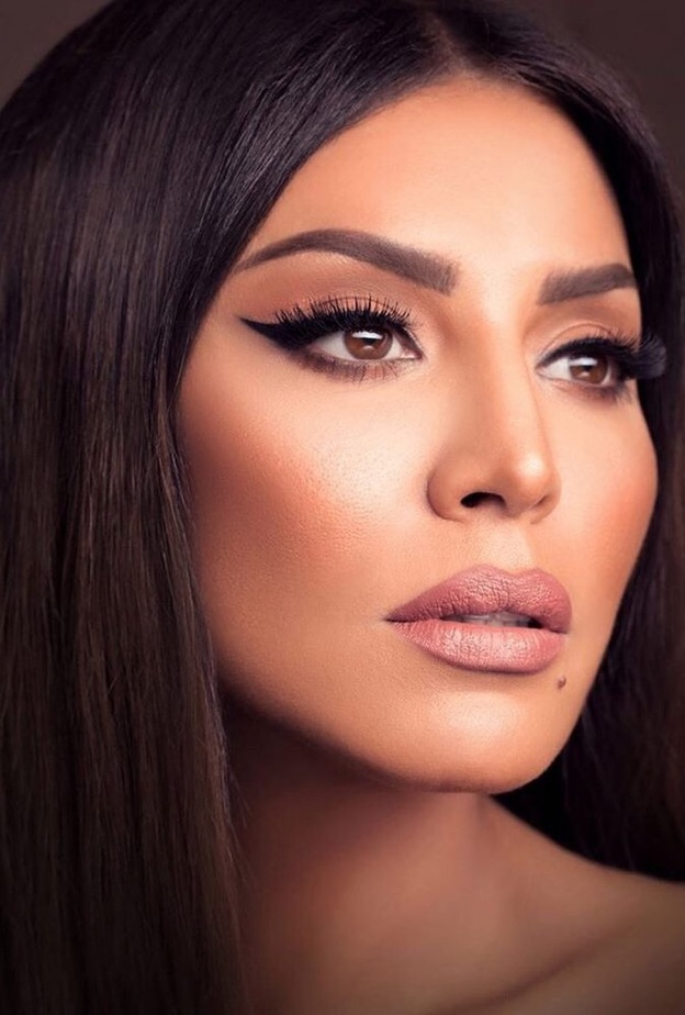 نجمات برسمات ايلاينر مجنح موضة ربيع 2020 