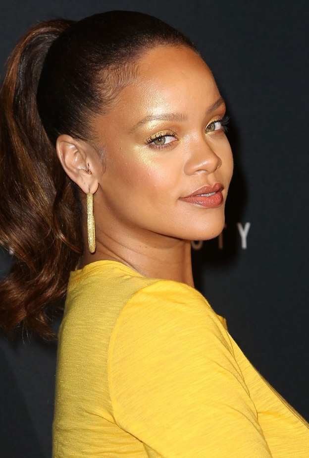 مكياج العيون البرونزي يظهر جمال عينيها