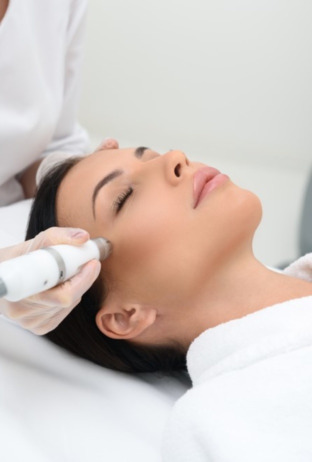 تعرفي على فوائد التقشير الماسي والكريستالي وأهميتهما للحصول على بشرة أكثر توهجاً ونضارة.