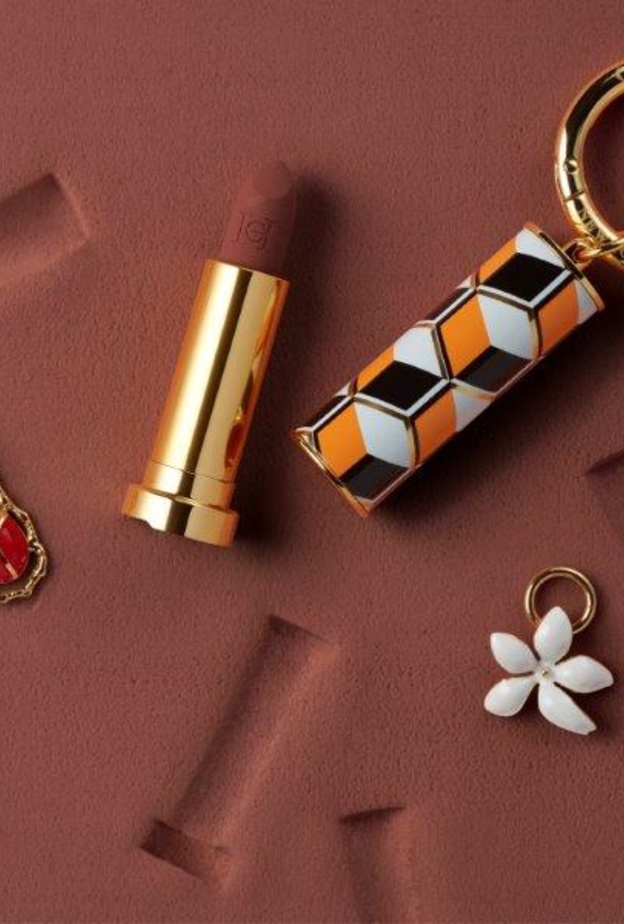 مجموعة  CAROLINA HERRERA الأولى للماكياج.. للمرأة الجريئة والرائعة