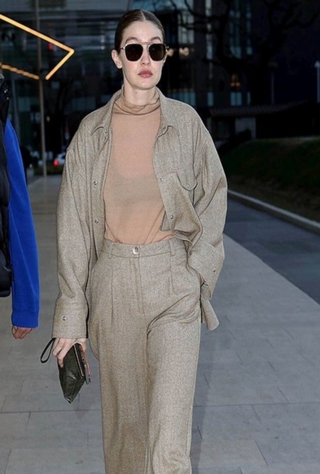 أكملت اللوك بجزمة من نفس لوحة الألوان الحيادية من ماركة Wandler