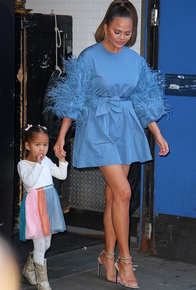 أطلت بفستان قصير تميّز بقماش الدانتيل مع التنورة المزيّنة بالكشاكش من تصميم زهير مراد