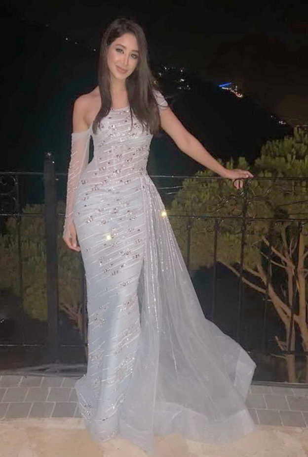 أسيل عمران أنيقة في فستان سهرة باللون الفضي