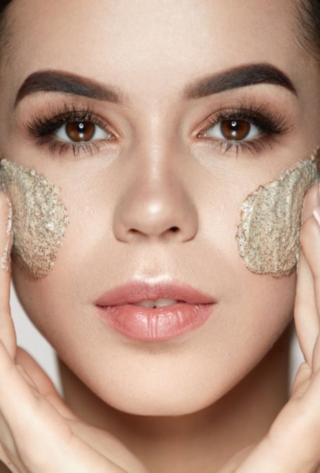 اتبعي وصفات طبيعية لتقشير البشرة الحساسة