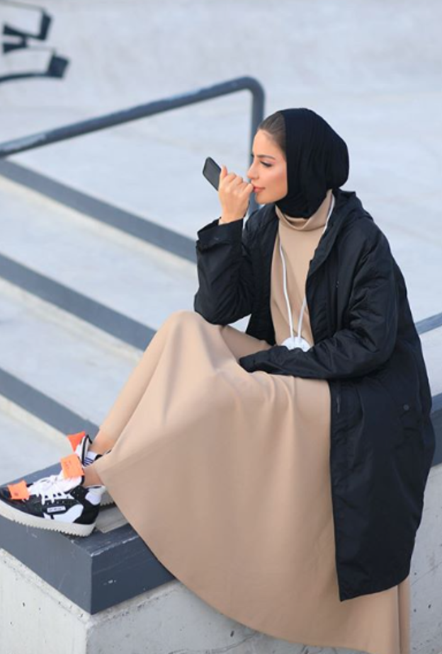 استوحي اطلالاتك بالجينز والبليزر مع الحذاء الرياضي من صفية غودسون