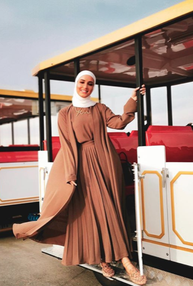 استوحي اطلالاتك الكاملة باللون البني من أناقة دلال الدوب