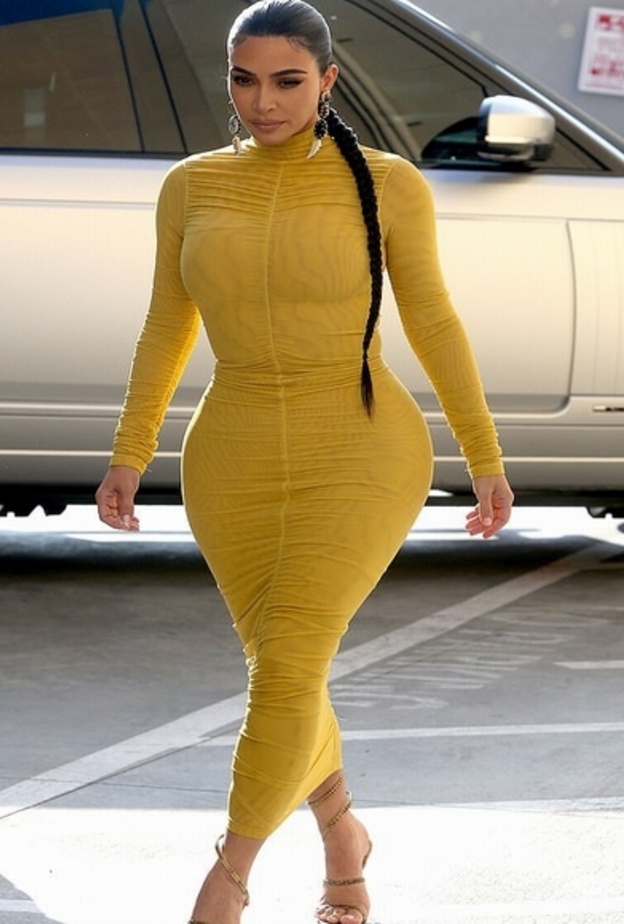 تمايلت كورتني كرداشيان بموضة التصاميم الجلدية السوداء مع البنطلون الضيق