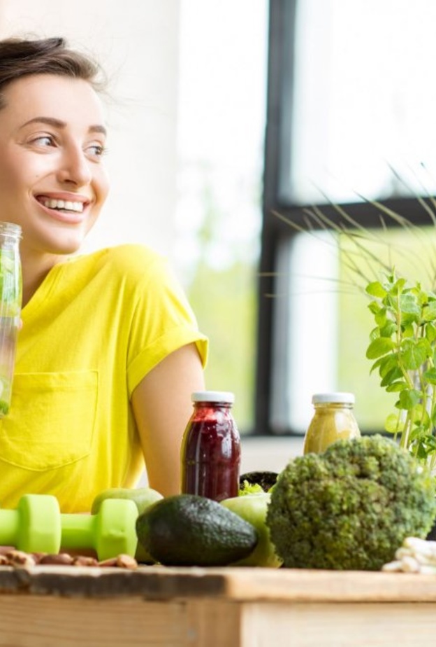 الاكثار في تناول الخضراوات و الفواكه الطازجة تساهم في تنظيف الجسم من السموم