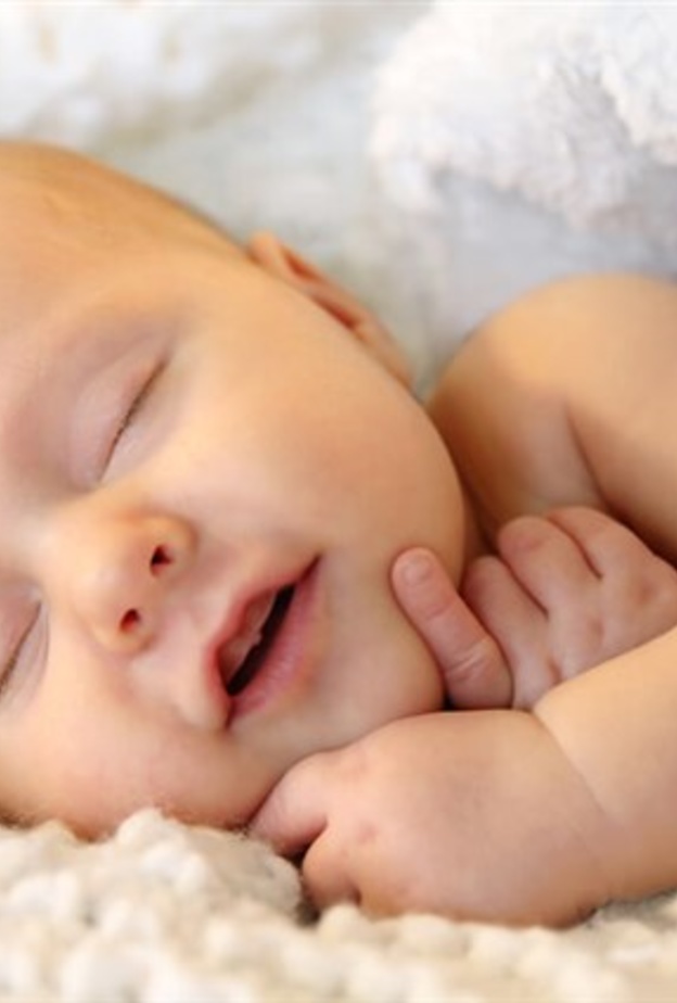 كم ساعة يجب أن ينام الطفل في عمر 3 شهور