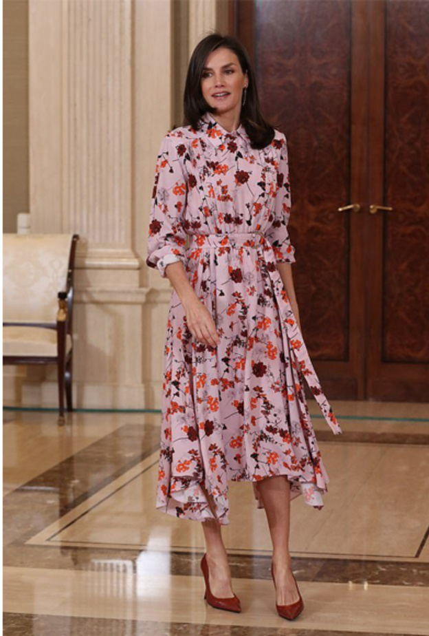 فستان بنقشة الورود من Zara