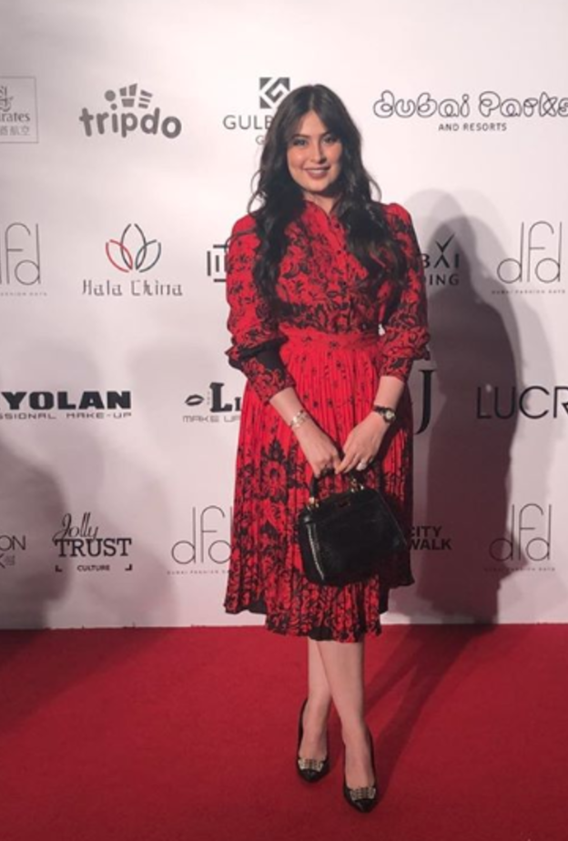 اطلالة راقية لـ رؤى الصبان في فستان باللون الأزرق