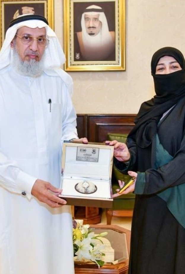 مدير جامعة أم القرى يكرم الدكتورة هناء يماني