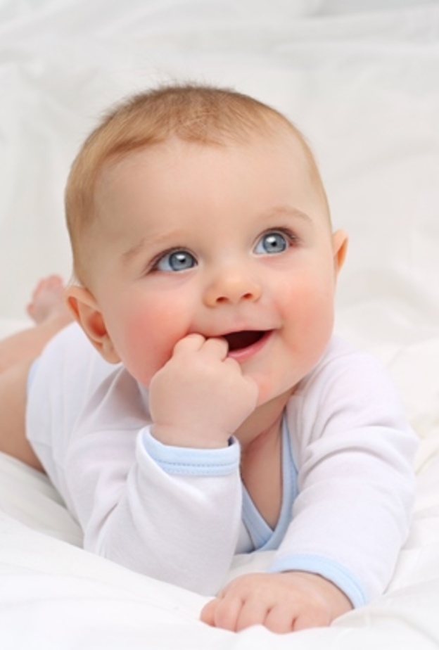 أسباب تغير لون عيون المولود 