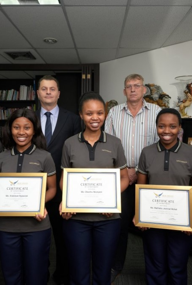 أنهى 5 أشخاص  تدريبهم مؤخراً في منشأة معوّض لتصنيع الألماس في بانغكوك 