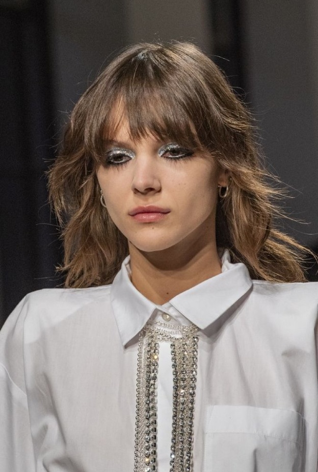 خطوات عمل رسمات مكياج بظلال الغليتر البنفسجية من House of Holland