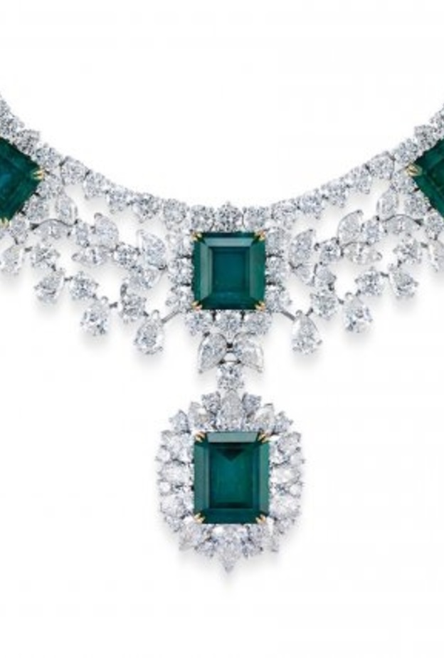 عقود الماس وزمرد