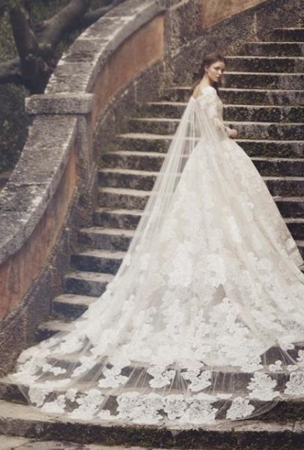 فستان من monique lhuillier