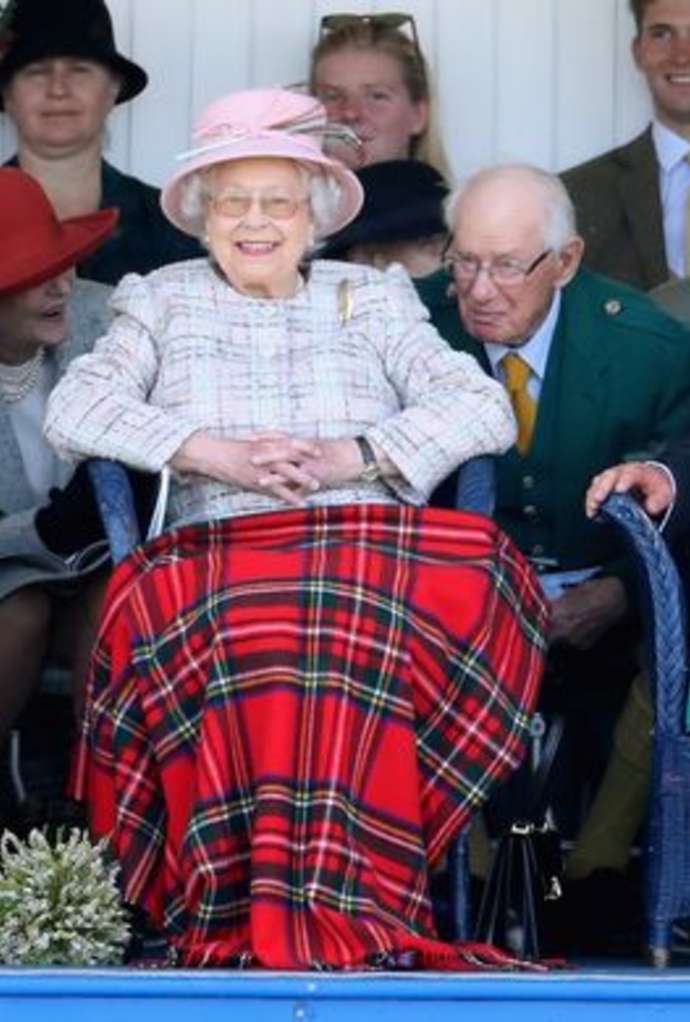 الملكة إليزابيث الثانية وزوجها الأمير فيليب وابنها الأمير تشارلز