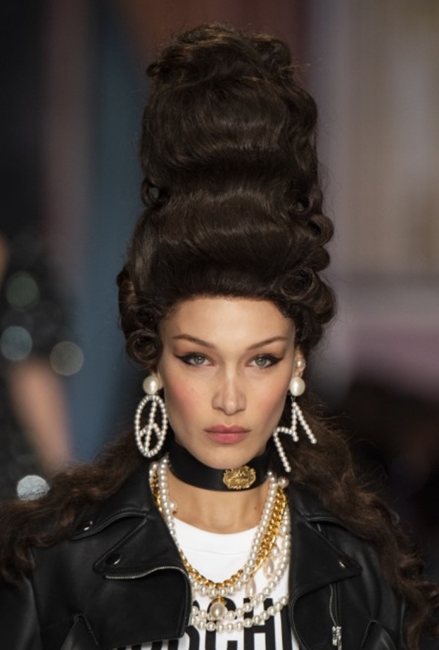 أحجار اللؤلؤ في عرض موسكينو Moschino