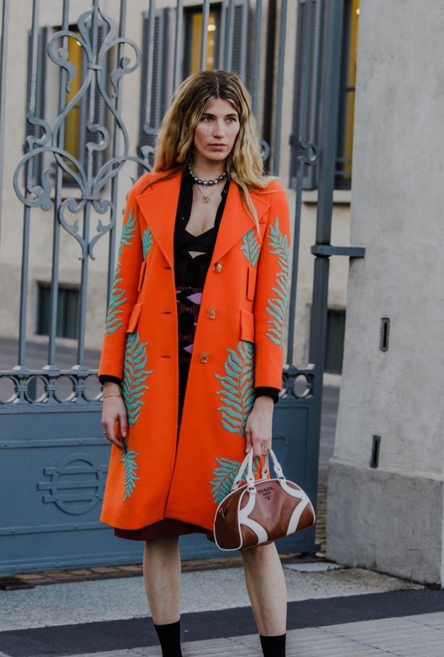 معطف جلدي باللون البني آخر موضة في شارع ميلانو