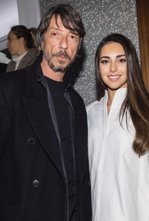 فاليري أبو شقرا برفقة المدير الإبداعي لدار فالنتينو بيار باولو بيتشيولي في ميلانو