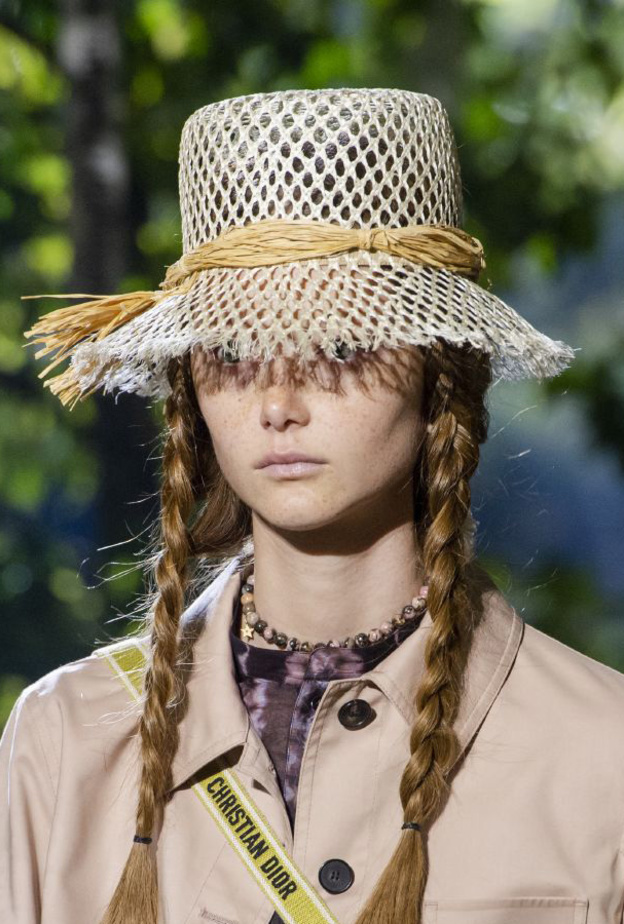 اجمل اكسسوارات شعر مع قبعات القش لربيع 2020 من Celine