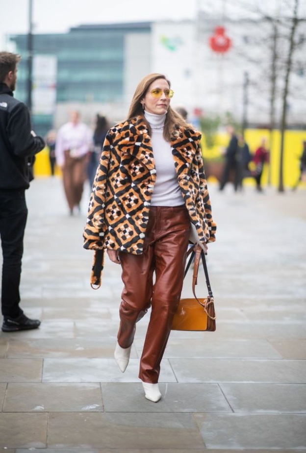 إطلالة أنيقة للنساء في الأربعين في البنطلون الجلد