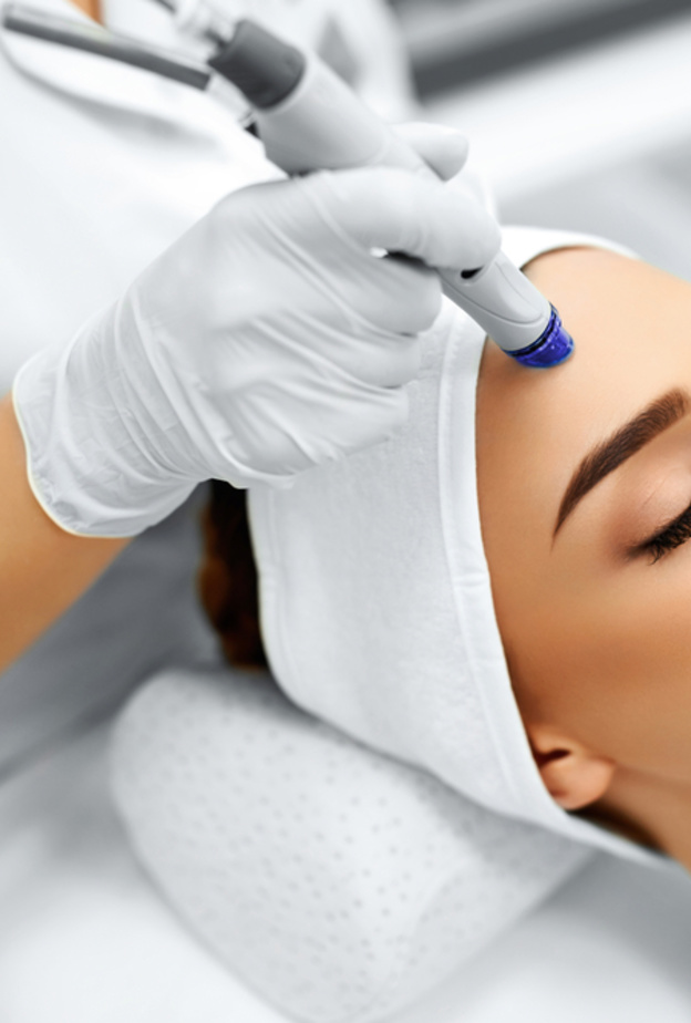 التقشير الكريستالي يعمل على تشجيع الكولاجين في البشرة