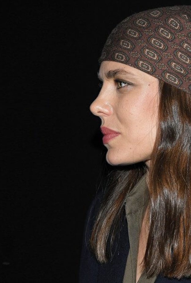 تشارلوت كاسيراغي في عرض أزياء مجموعة سان لوران