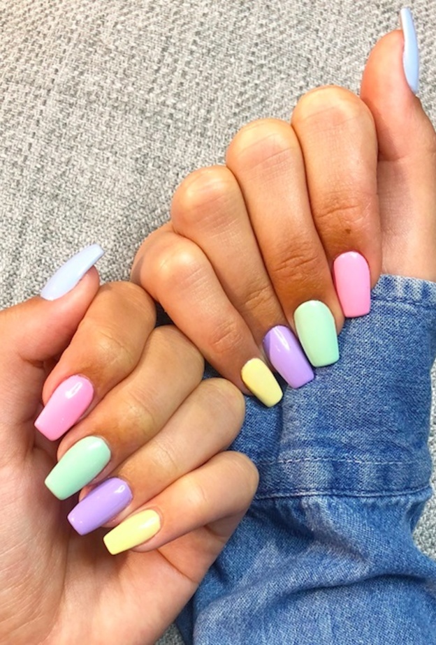 ربيع 2020 بدرجات الألوان الزاهية في المناكير