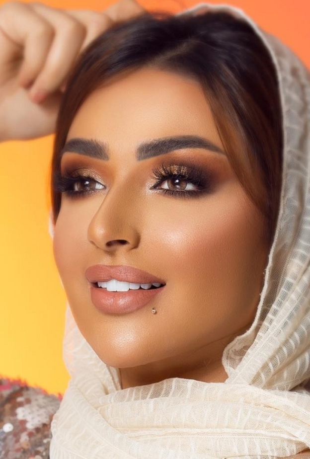 مكياج ذهبي من  امل الانصاري