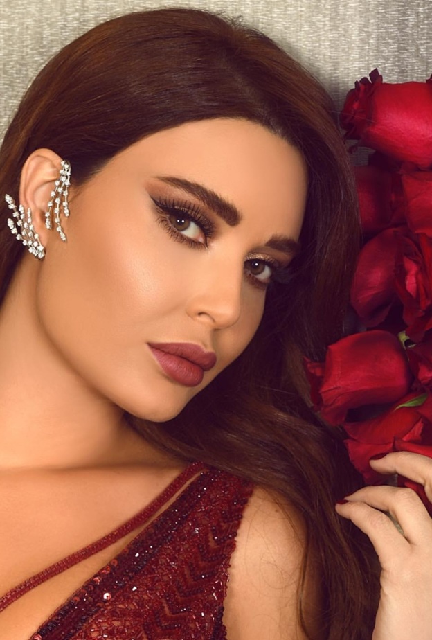 تألقت سيرين عبد النور باجمل رسمات مكياج شتاء 2020 مع خطوط الايلاينر الهندسية