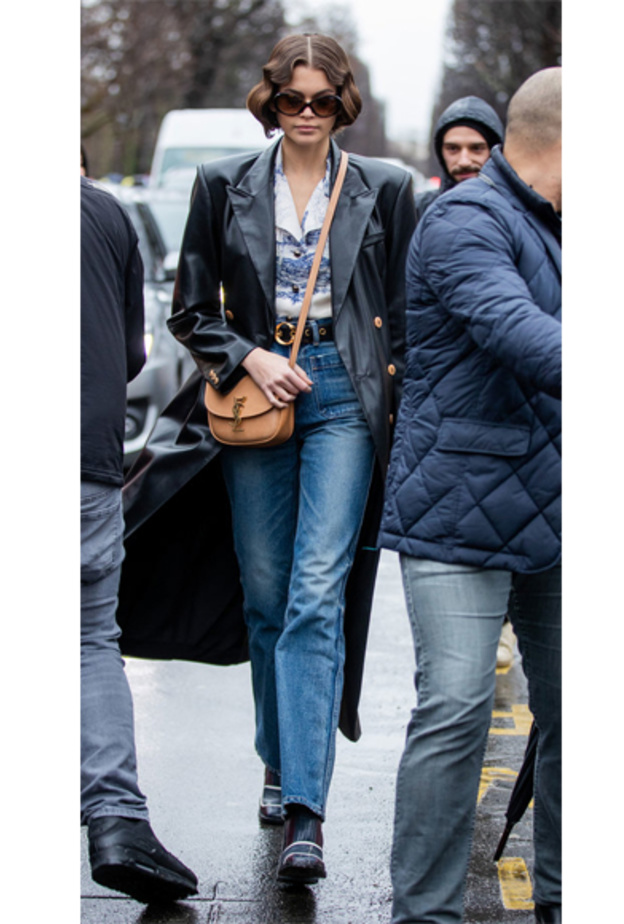 اطلالة KAIA GERBER ببنطلون جينز شبابي مع المعطف الجلدي الطويل باللون الاسود