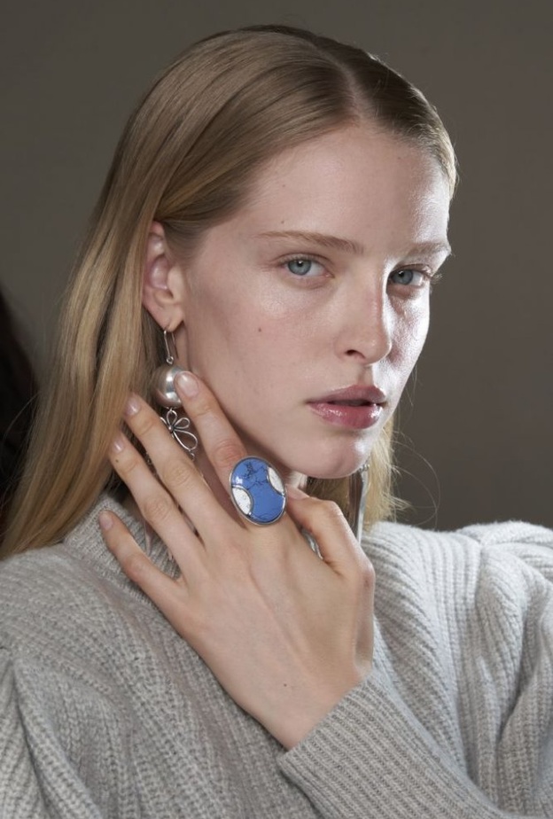 الوان طلاء اظافر سوداء جريئة من Mugler