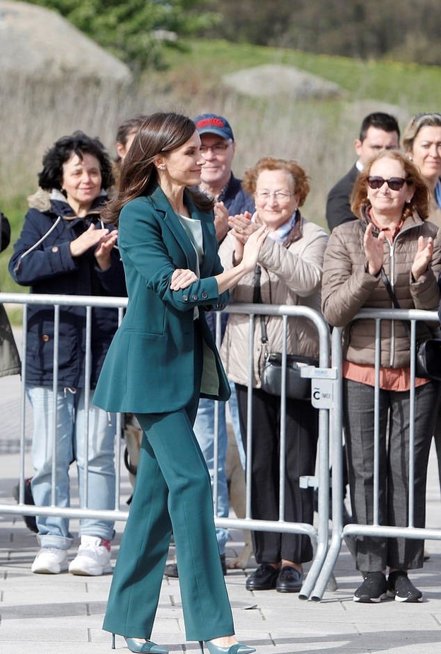 إختارت بدلة مؤلفة من بلايزر طويلة وسروال باللون الأخضر الزمردي